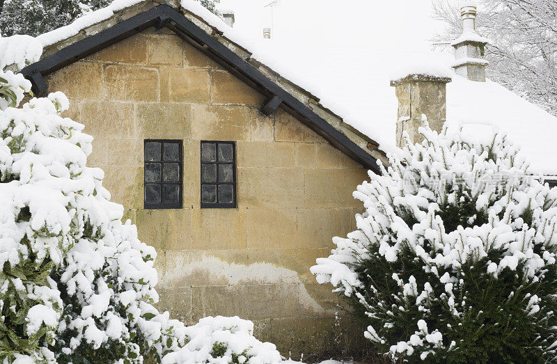 雪中的小旧建筑
