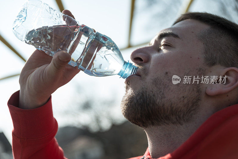 运动员跑步后喝水