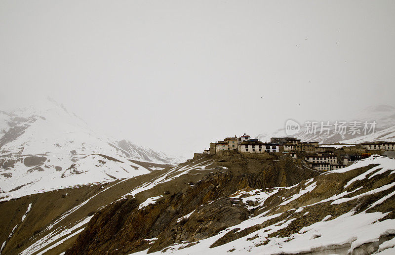 白雪覆盖的喜马拉雅山坡