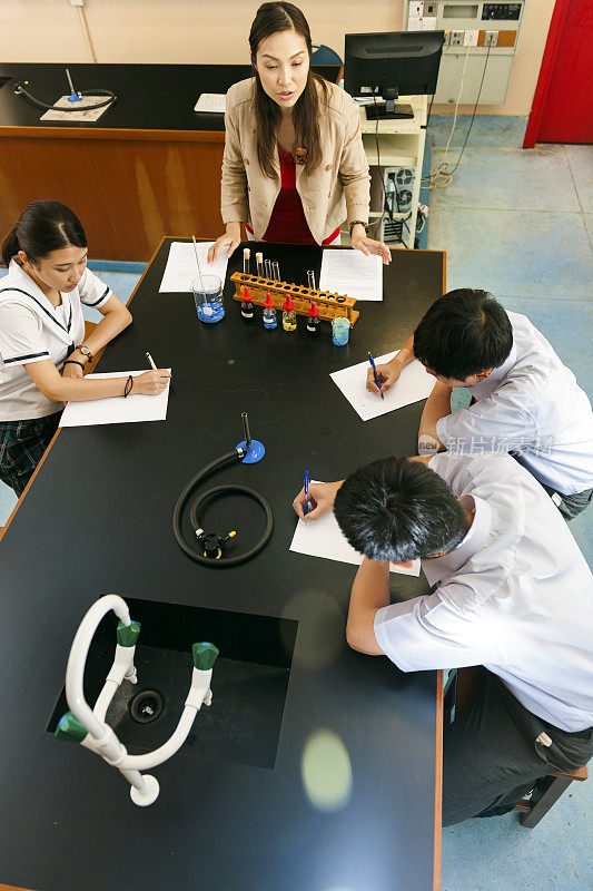中国学生在化学课，香港，亚洲