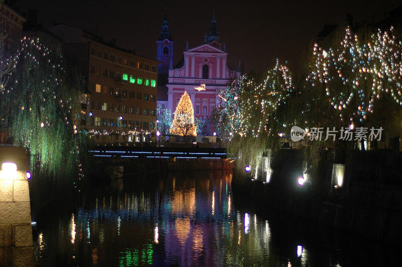 在圣诞节的冬夜照亮卢布尔雅那