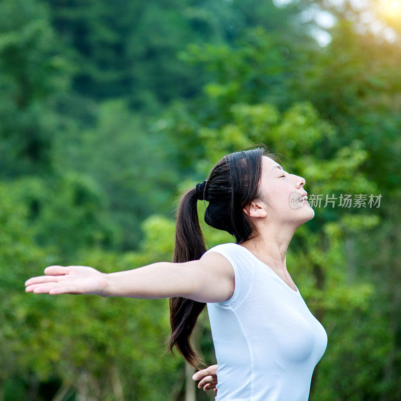 美丽的亚洲女人享受新鲜空气