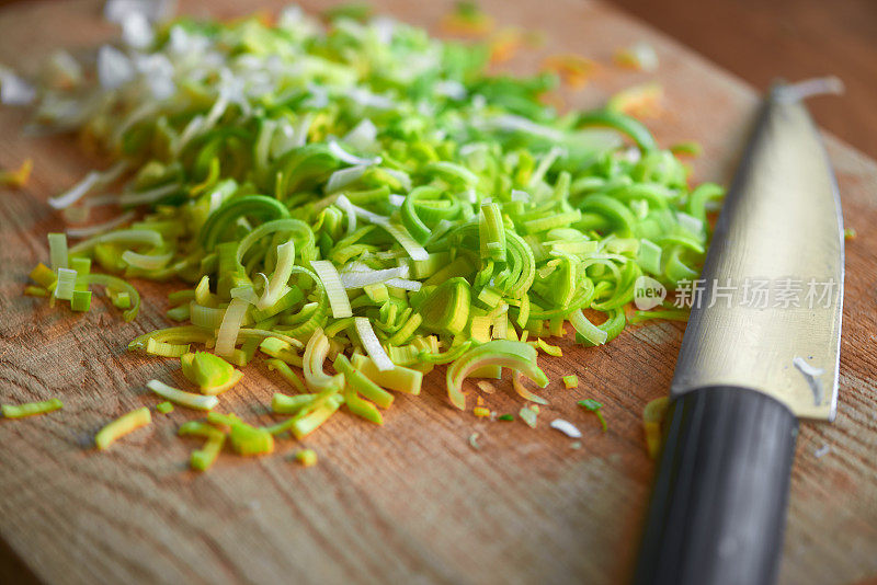 蔬菜切在厨房的砧板上