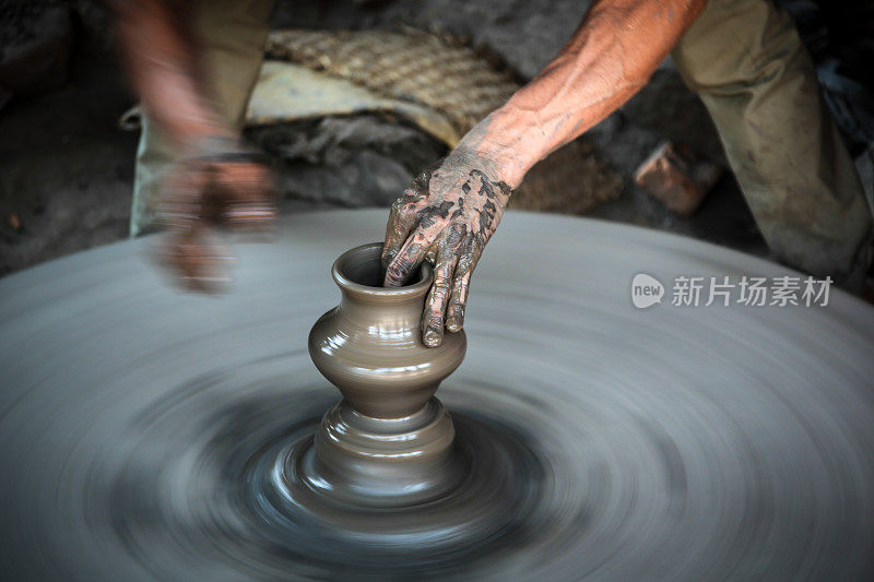 在尼泊尔街头制作陶器的男子艺术家