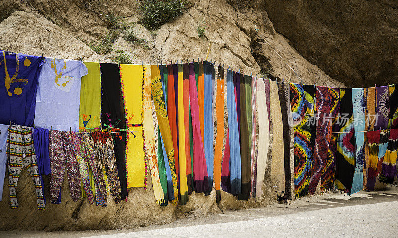 五颜六色的摩洛哥围巾和地毯
