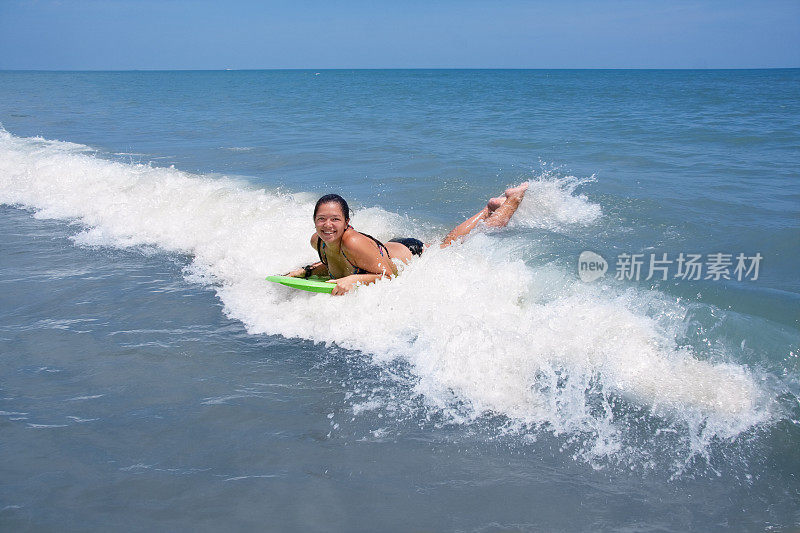 在海里冲浪的女孩