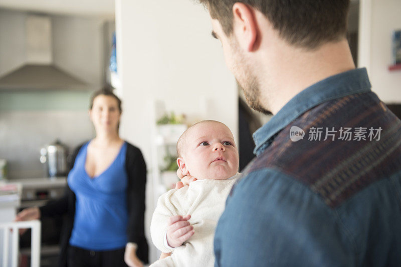 新生男婴抬头望着父亲