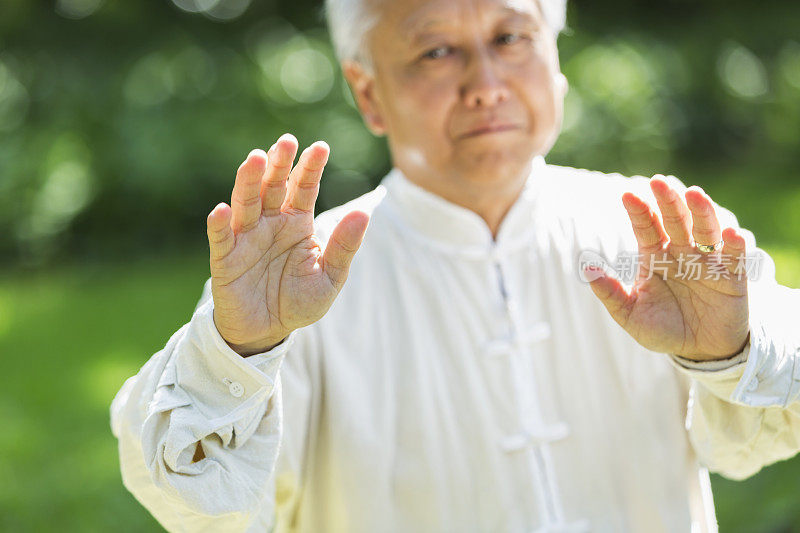 老男人在练太极