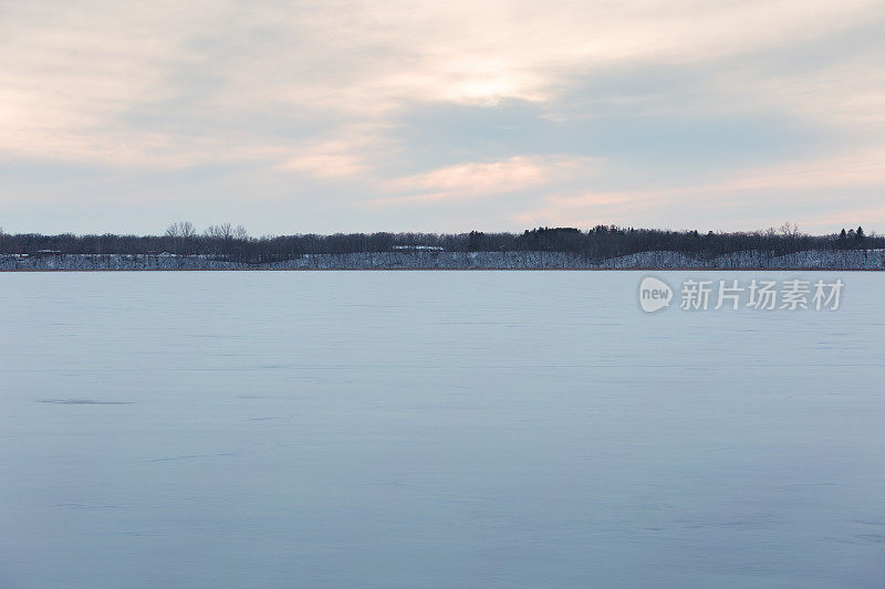 冬天日落时的冰冻湖