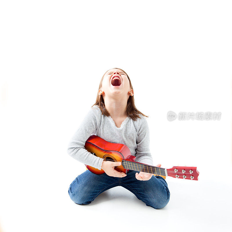快乐的小女孩拿着原声吉他