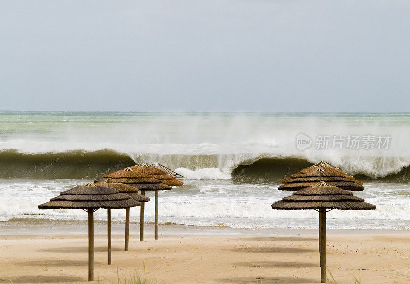 汹涌的海浪，海滩和阳伞