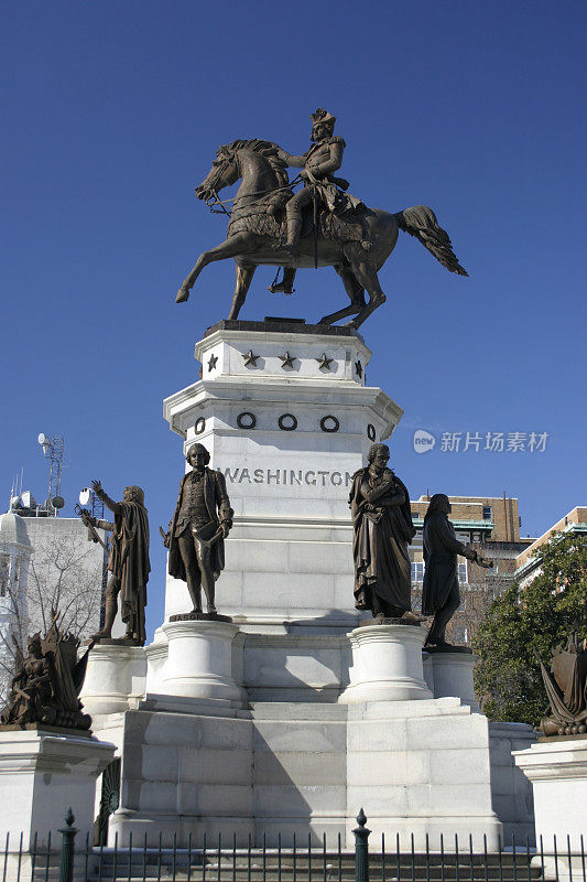 弗吉尼亚州国会大厦上的华盛顿雕像