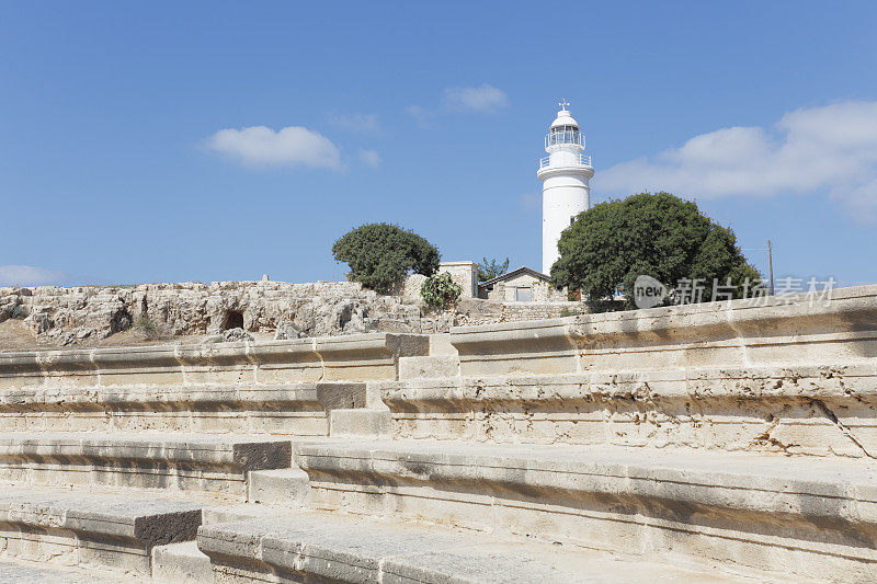 圆形剧场的台阶和帕福斯的白色灯塔映衬着塞浦路斯蔚蓝的天空