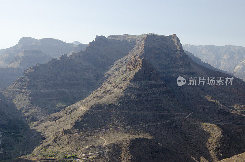 上能看到山