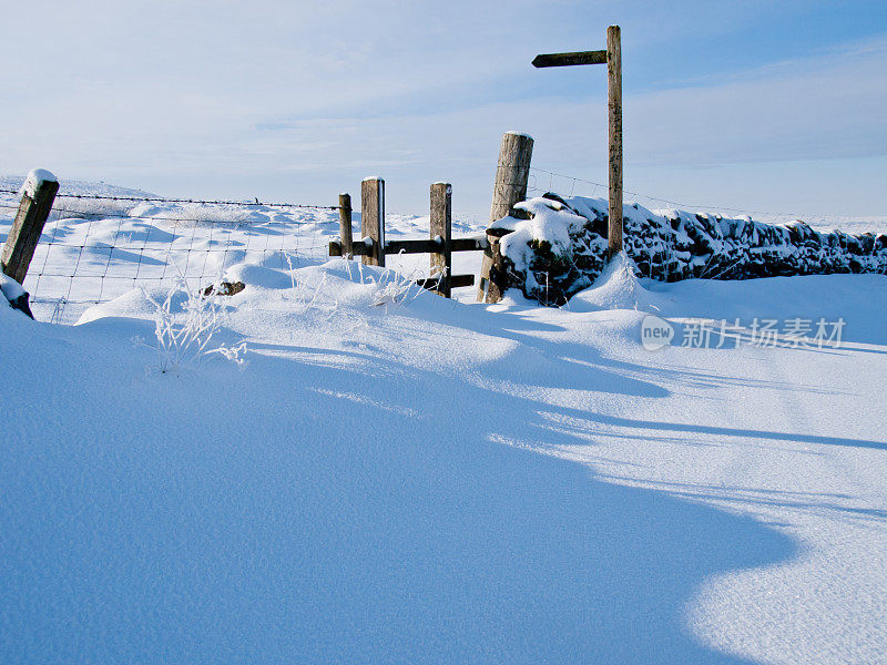 雪地里的小路