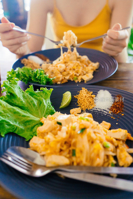 吃泰式食物的女人泰式炒河粉