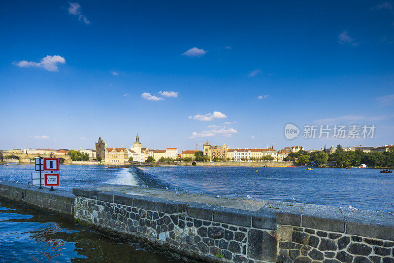 美丽的布拉格和伏尔塔瓦河的城市景观。