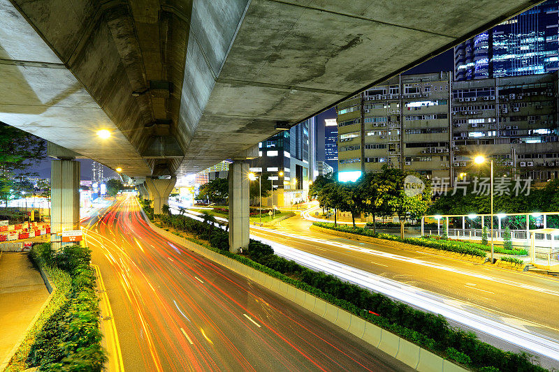 夜间城市的交通状况