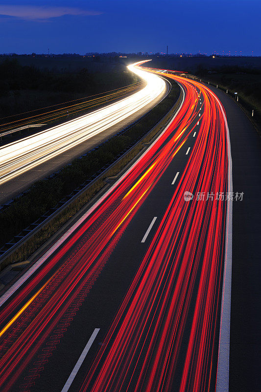 夜间高速公路上汽车灯光的模糊运动