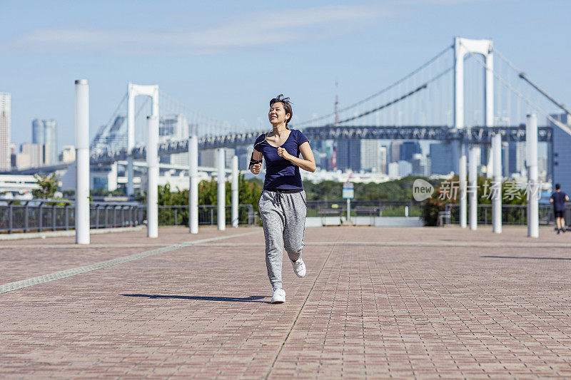 年轻的日本女孩在东京晨跑