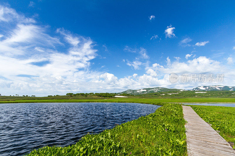 雨竜沼湿原と残雪の暑寒別岳