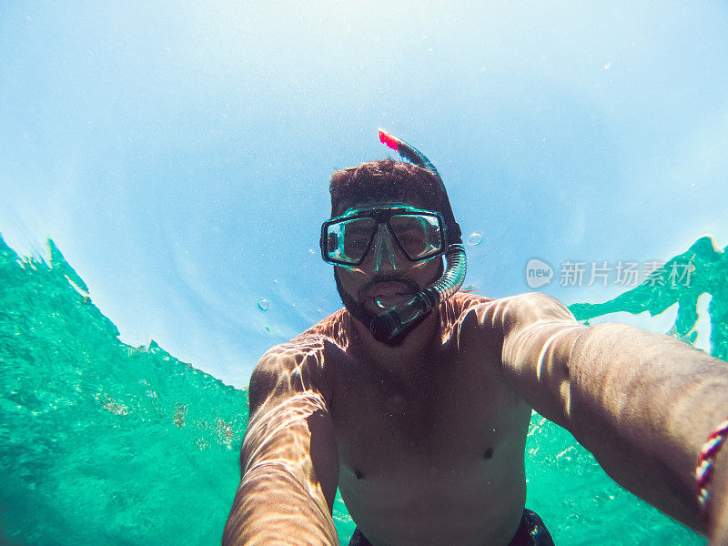 水下潜水冒险青年浮潜半青绿色海水泻湖