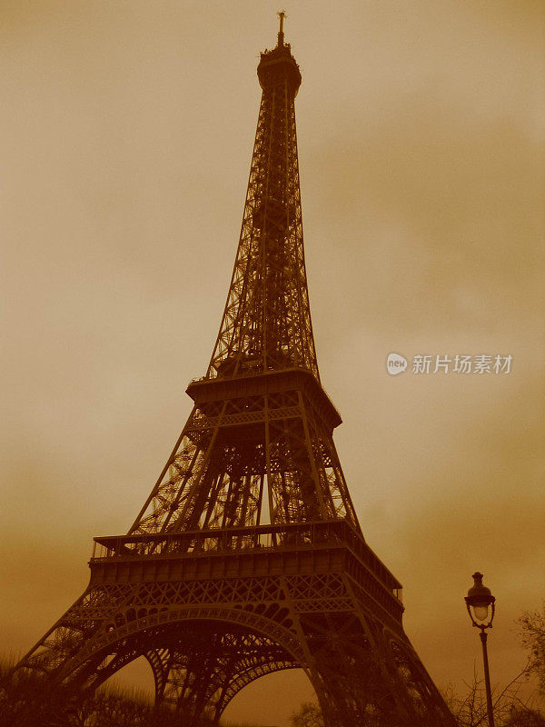 巴黎埃菲尔铁塔，老式的