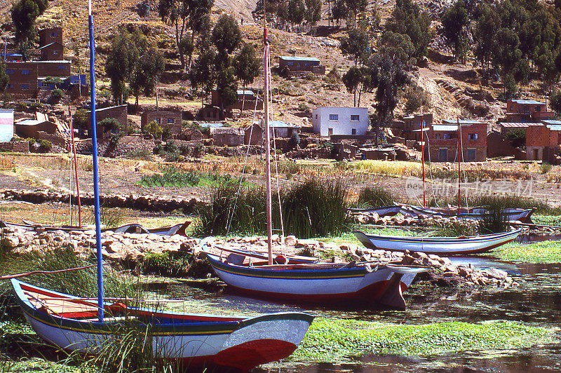 南美玻利维亚的喀喀湖沿岸码头上的小渔船
