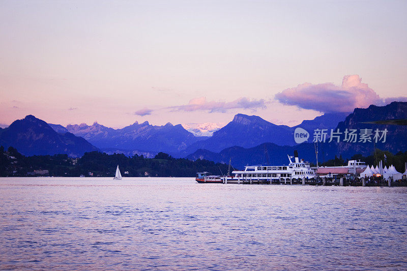 背景是卢塞恩湖和欧洲阿尔卑斯山