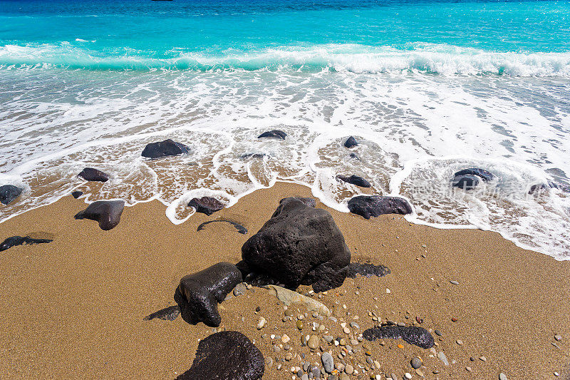 海浪拍打着岩石。