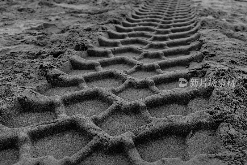 沙地上的轮胎印。