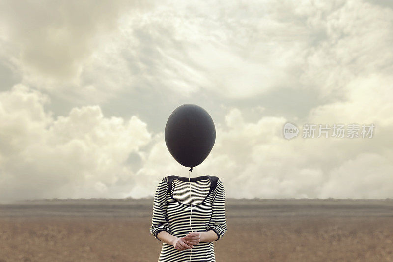 一个黑色气球代替了女人的头