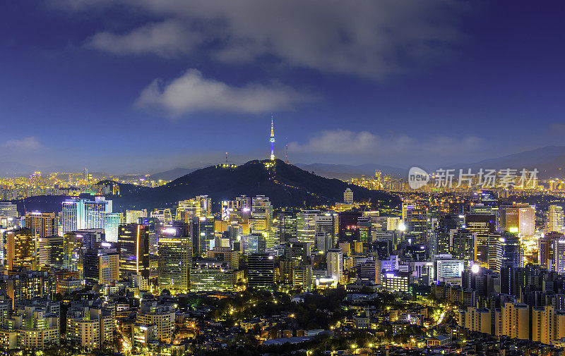 韩国首尔城市夜景与汉城塔。