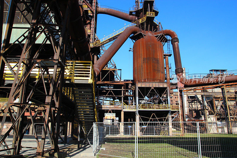 废弃冶金厂锈迹斑斑的结构