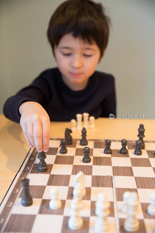 小男孩在下棋