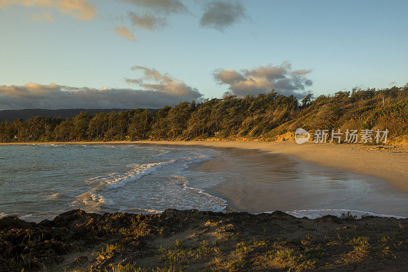 美丽的云景在海上。