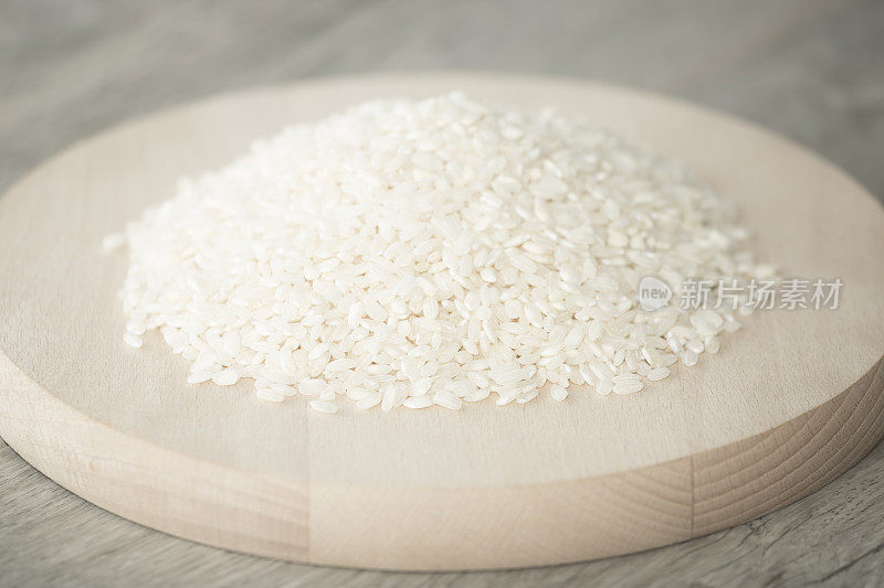 木盘上一堆稻子。