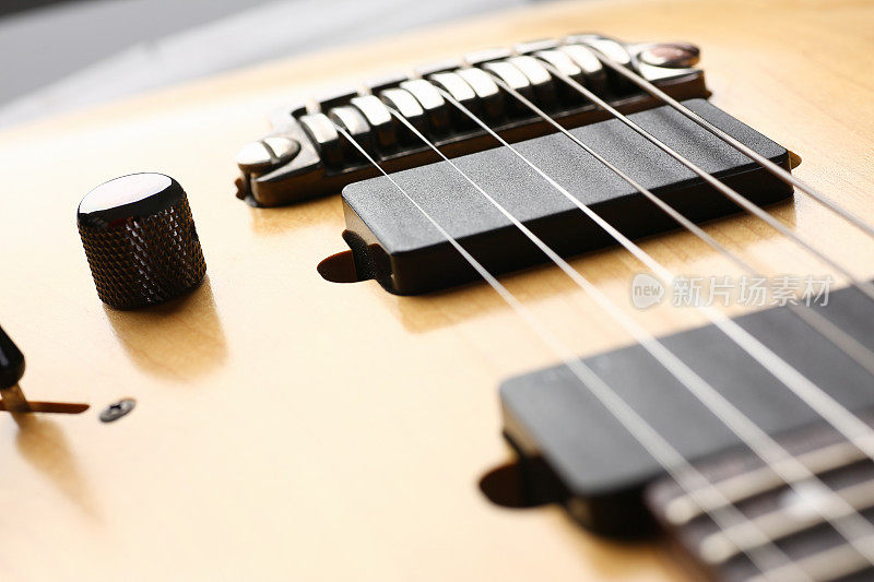 经典形状的木电吉他与红木颈
