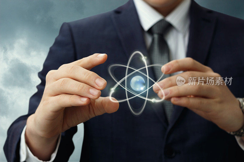 原子显示在商人的手中。
