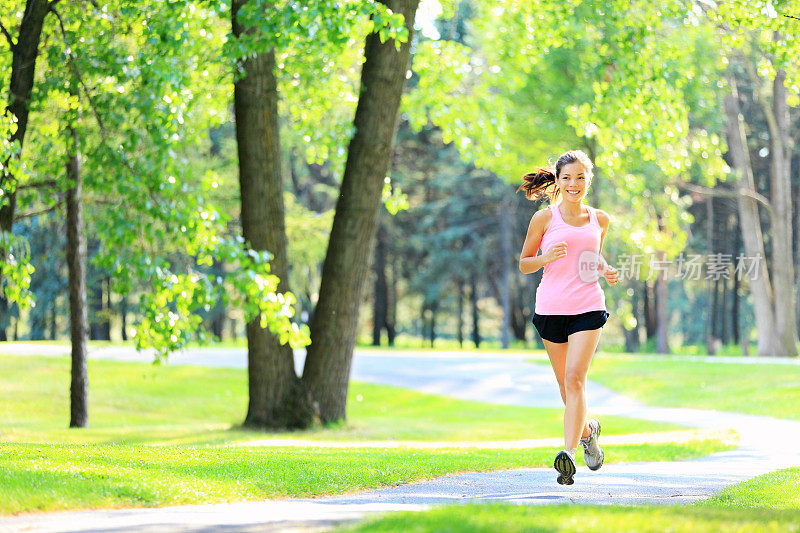 慢跑的女人在公园里跑步