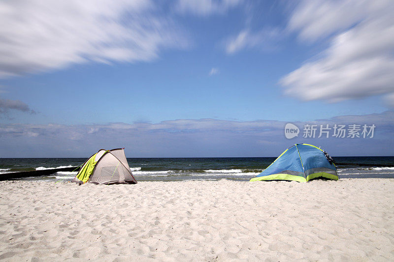 蓝天夏日沙滩上的防风帐篷