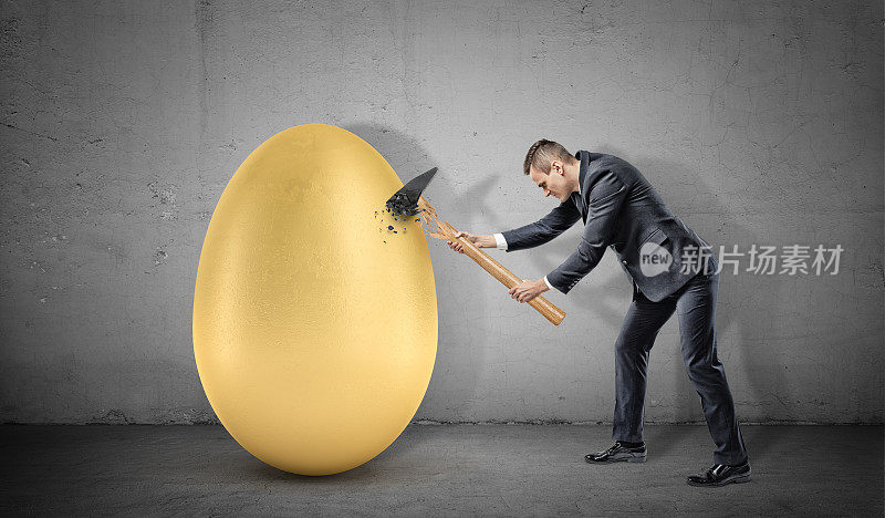 一个商人没有打破一个巨大的金蛋，因为他的锤子碎了。