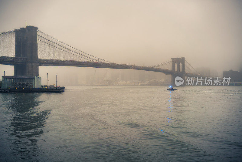 雾天晚上的布鲁克林大桥