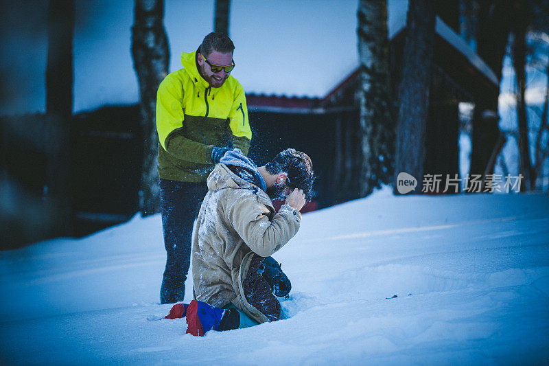 迷人的潮人在山上玩