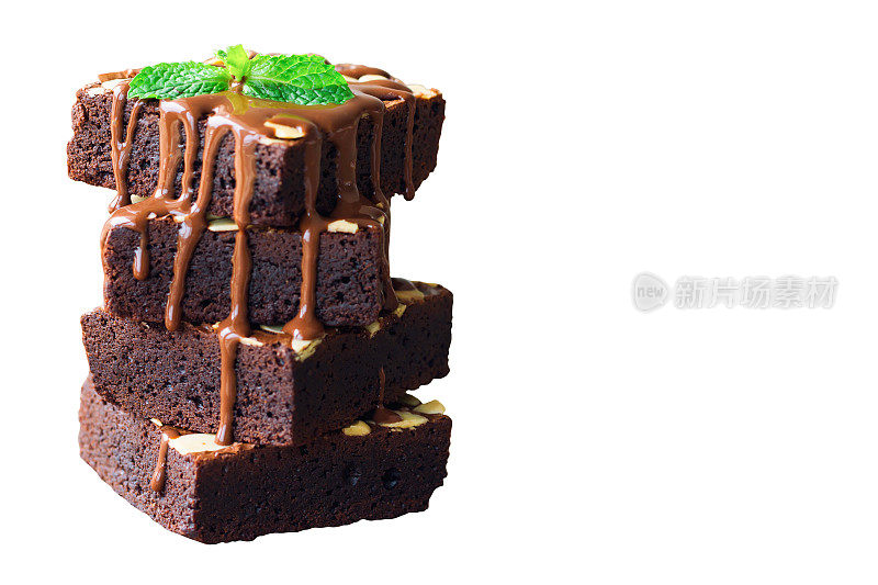 白色孤立的背景与剪切路径自制的黑巧克力布朗尼浇上杏仁片和薄荷美味的苦甜和软糖。布朗尼是一种巧克力蛋糕。复古的基调。