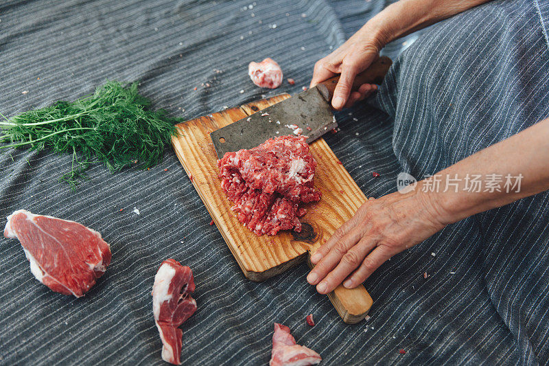 切肉和高级女性手