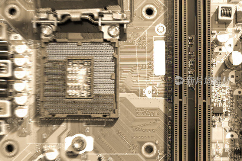 电子线路板在棕色背景与RAM连接器插槽和CPU插座，选择性焦点