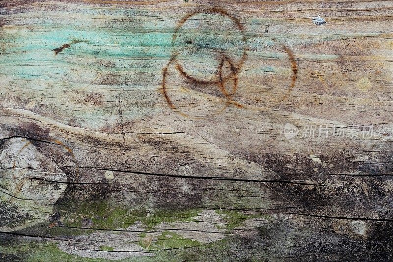凌乱的木头背景，有污渍，划痕和裂缝