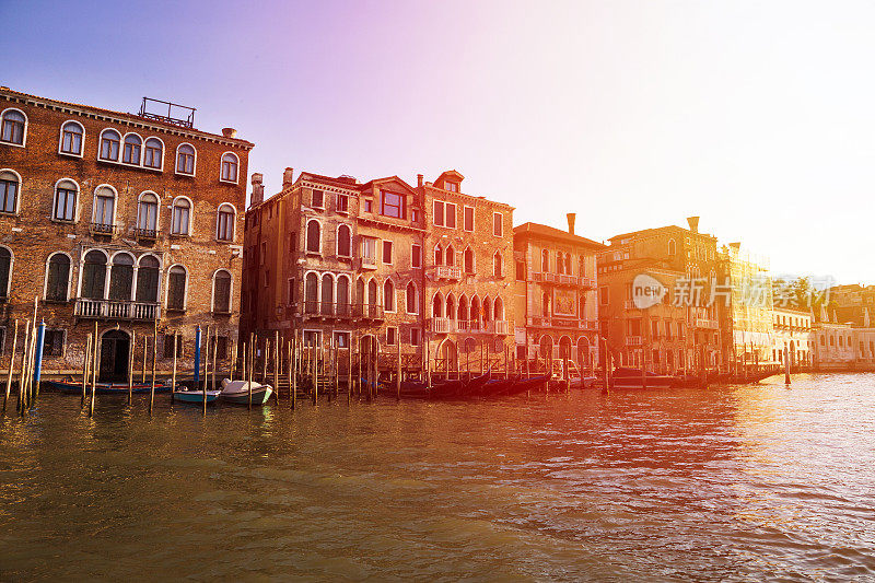 日落时分意大利威尼斯的贡多拉、建筑和运河