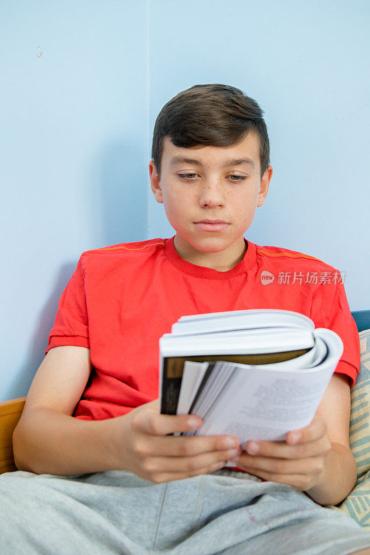 在读一本书的白人少年